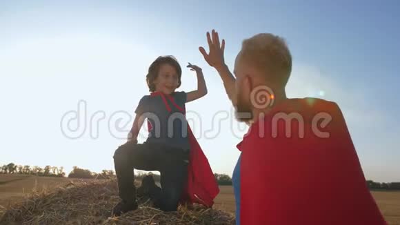 快乐的男孩和父亲假装是超级英雄视频的预览图
