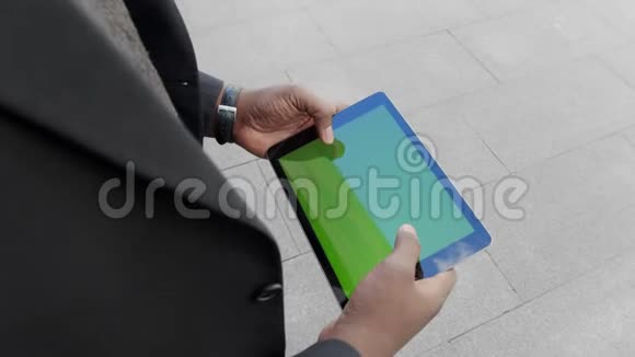 商人在户外平板电脑上浏览互联网工人在街上使用垫子视频的预览图