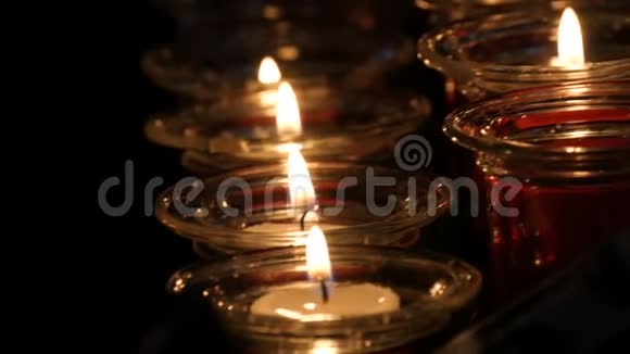 在寺庙里燃烧着红色的蜡烛视频的预览图