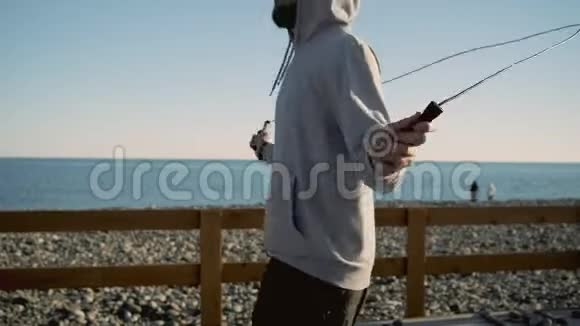 城里人早上在海边的城市海滩上跳绳视频的预览图