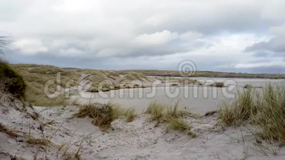 在爱尔兰唐加尔县阿尔达拉附近的马赫拉海滩的沙丘和海滩视频的预览图