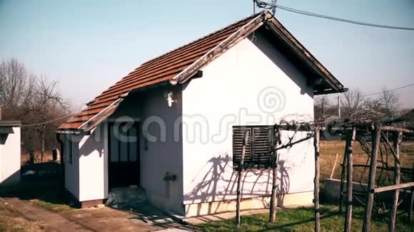 村中心的小型废弃房屋视频的预览图