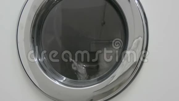 黑白衣服洗衣房是在洗衣房的白色洗衣机里洗的视频的预览图