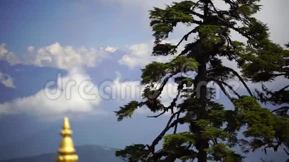 不丹河谷的寺庙和宗教祈祷旗视频的预览图