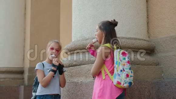 两个女朋友在城里吃冰淇淋聊天视频的预览图