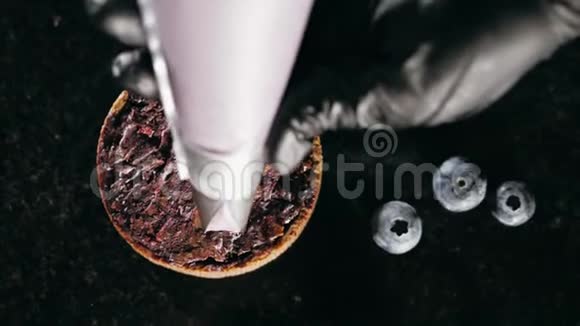 糕点厨师装饰饼干与紫色奶油从糕点袋特写视频的预览图