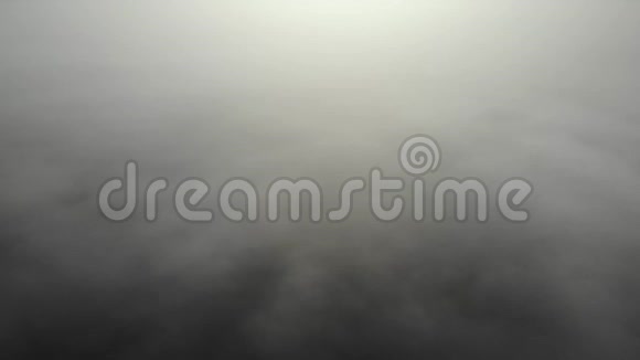 在云层上空飞行凌晨无人机拍摄的视频城市上空的烟雾实时录像视频的预览图
