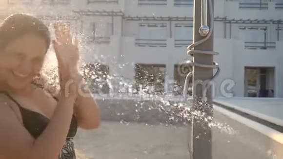 女孩从淋浴间倒水喷射视频的预览图