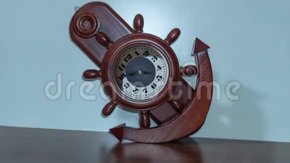 船锚和船舵形状的时钟时间视频的预览图