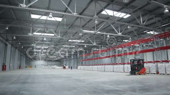 宽敞的轻型仓库和货物机器视频的预览图