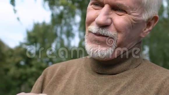 微笑的老人牵着他的女人的手爱和支持老年夫妇视频的预览图