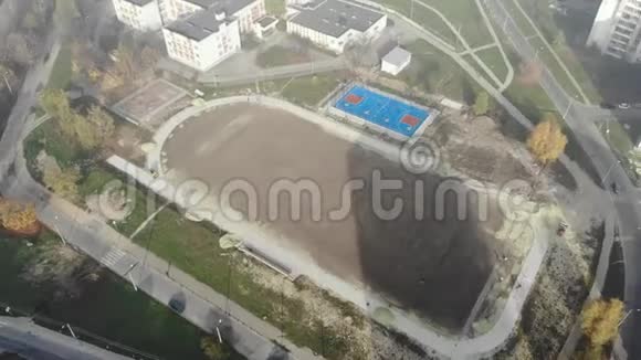 新建学校足球场的空中镜头视频的预览图