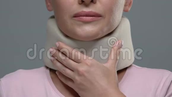 女性触摸泡沫颈项圈外伤后骨科设备使用情况视频的预览图