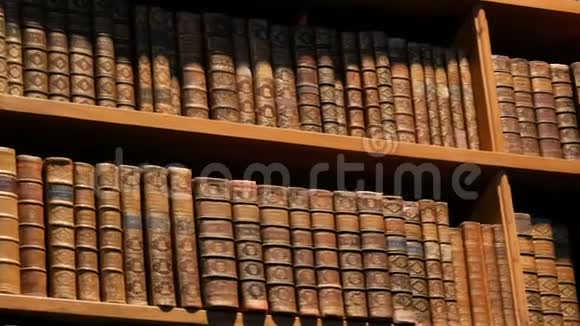 美丽的老式旧书架和无名的书奥地利国家图书馆内部有若干旧图书馆视频的预览图