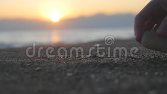 日落时在海边做石塔视频的预览图