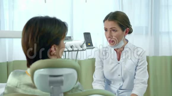牙医给病人一些建议视频的预览图