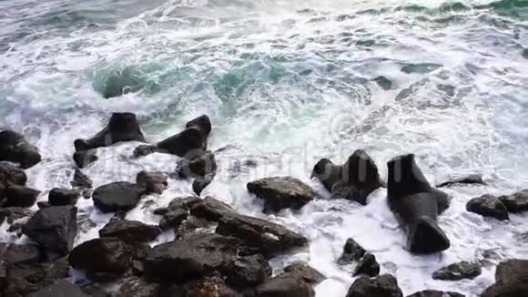 风暴海浪撞击混凝土码头的缓慢运动视频的预览图