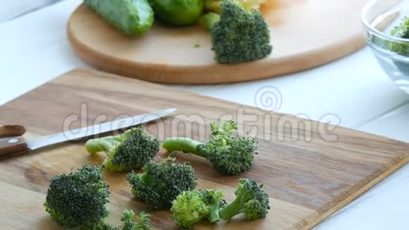 在厨房的餐板上切生的新鲜绿色西兰花白菜用刀煮切菜素食视频的预览图