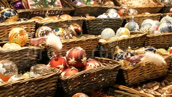 奥地利维也纳2019年12月21日玻璃多色彩绘圣诞玩具和装饰球在柜台上视频的预览图