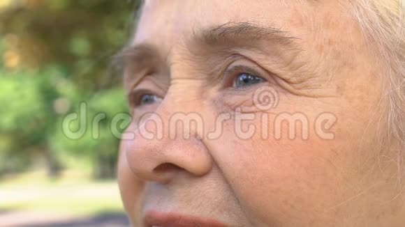 绝望的老女人闭上眼睛悲伤的回忆痛苦的思念怀旧视频的预览图