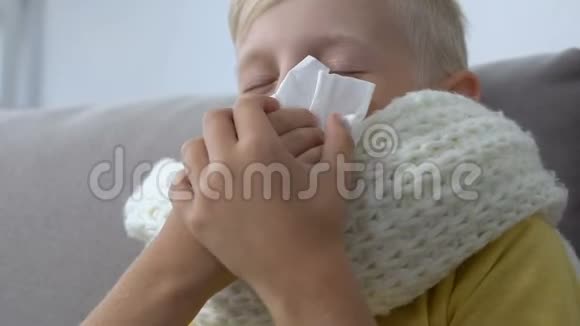 生病的学生吹鼻子组织病毒症状感染治疗药物视频的预览图