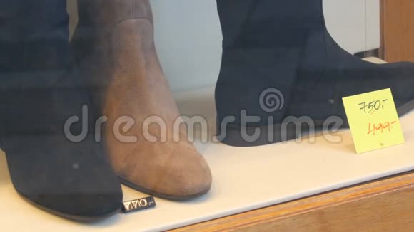 鞋店橱窗上用绒面革做的时髦鞋有价格标签和折扣视频的预览图