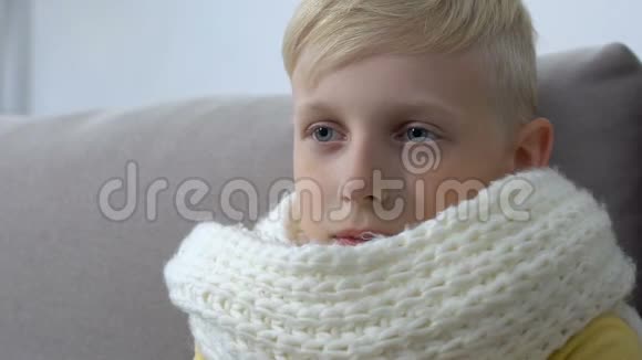 戴围巾的弱男性孩子感到恶心季节性病毒免疫系统保健视频的预览图