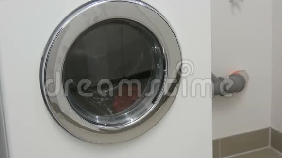 黑白衣服洗衣房是在洗衣房的白色洗衣机里洗的视频的预览图