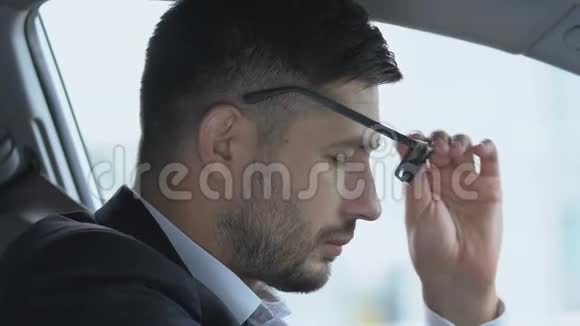 工作过度的司机戴上眼镜看路标视力不好视频的预览图