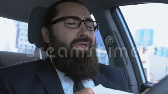 患病的成年男子在汽车上打喷嚏过敏健康问题流感流行视频的预览图