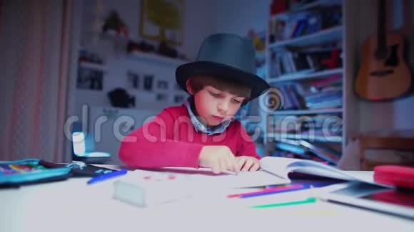 孩子魔术师戴着帽子在桌子上用手做动作视频的预览图