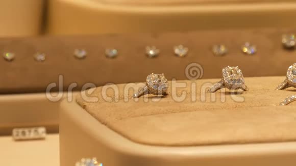 珠宝店柜台上昂贵的精英珠宝各种钻石蓝宝石耳环中的白金手镯视频的预览图