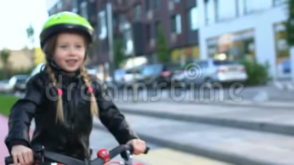 可爱的白种人女孩子头盔骑自行车享受运动业余爱好视频的预览图