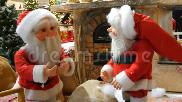 在商场的圣诞展览上搬圣诞老人玩偶圣诞假日装饰视频的预览图