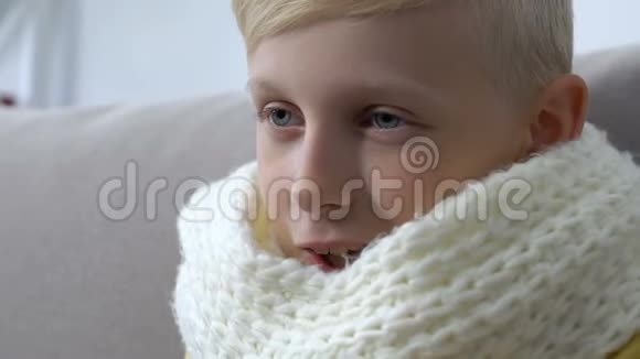生病的男婴围巾咳嗽患流感疾病症状保健视频的预览图
