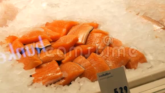 新鲜的红鱼片在冰上躺在鱼店的橱窗上视频的预览图