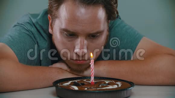 悲伤的人不能吹灭蛋糕上的蜡烛视频的预览图