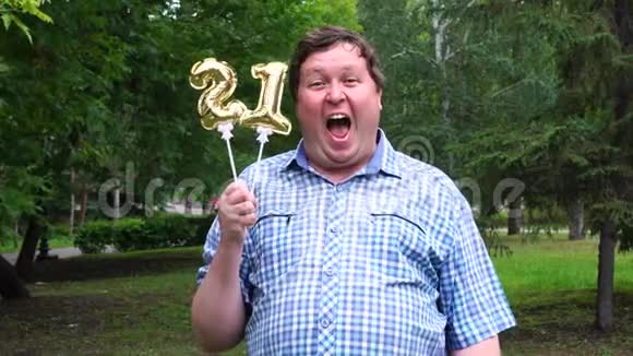 大个子拿着金色气球使21号户外21周年庆祝晚会视频的预览图