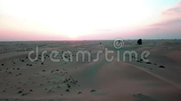 日落时飞过沙漠中的沙丘无人机射击视频的预览图