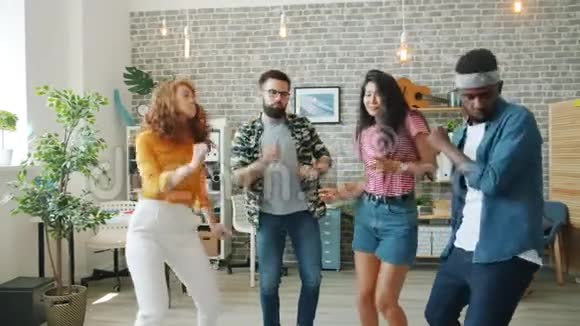 创意男女在办公室共舞的慢动作视频的预览图