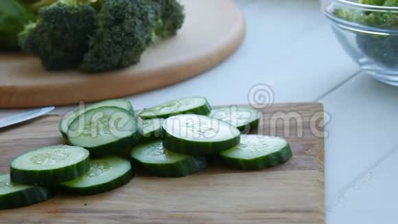 一块切碎的黄瓜放在一块木板上健康的纯素食品视频的预览图