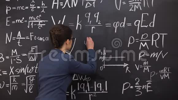 女导师书写黑板公式数学讲座精确科学视频的预览图