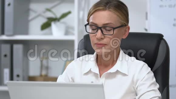 办公室里疲惫的女经理摘下眼镜按摩鼻子视频的预览图