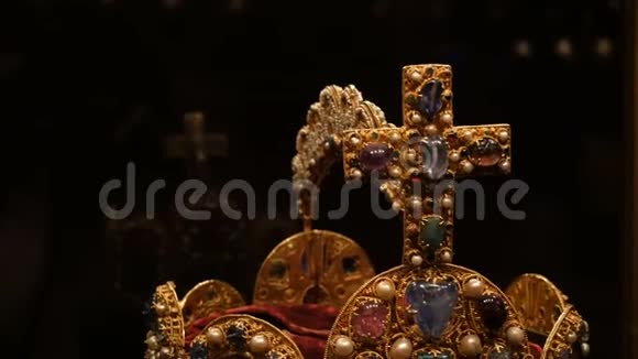 真正古老的古董皇家皇冠用于官方加冕装饰着黄金钻石红宝石蓝宝石和视频的预览图
