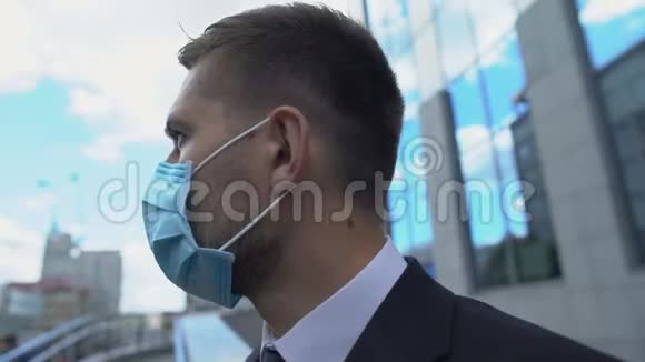 担心戴防护面罩的人脸上环顾四周空气污染严重视频的预览图