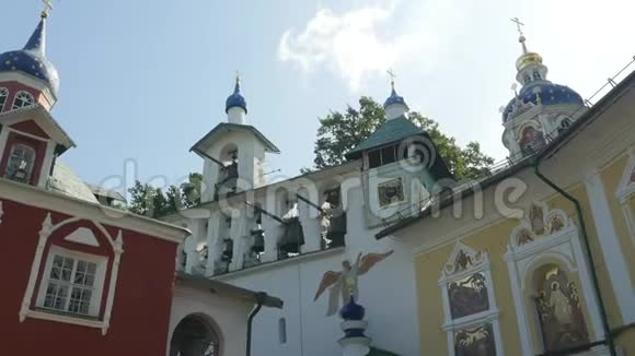在普斯科夫洞穴修道院的教堂里钟声响起视频的预览图