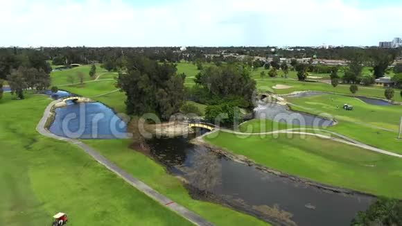 高尔夫球场4k的电影天线夹视频的预览图