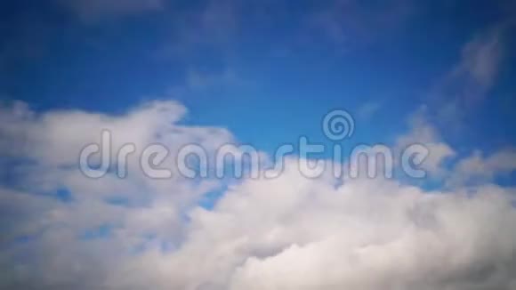 云在蓝天中移动的时间流逝视频的预览图