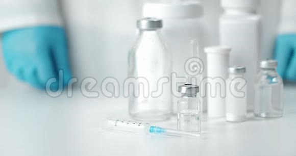 医生用疫苗注射注射器和奶瓶视频的预览图