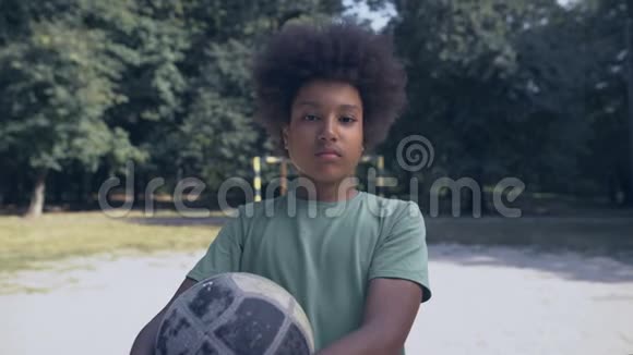 可悲的美国黑人男孩在球场上踢球没有朋友种族歧视视频的预览图